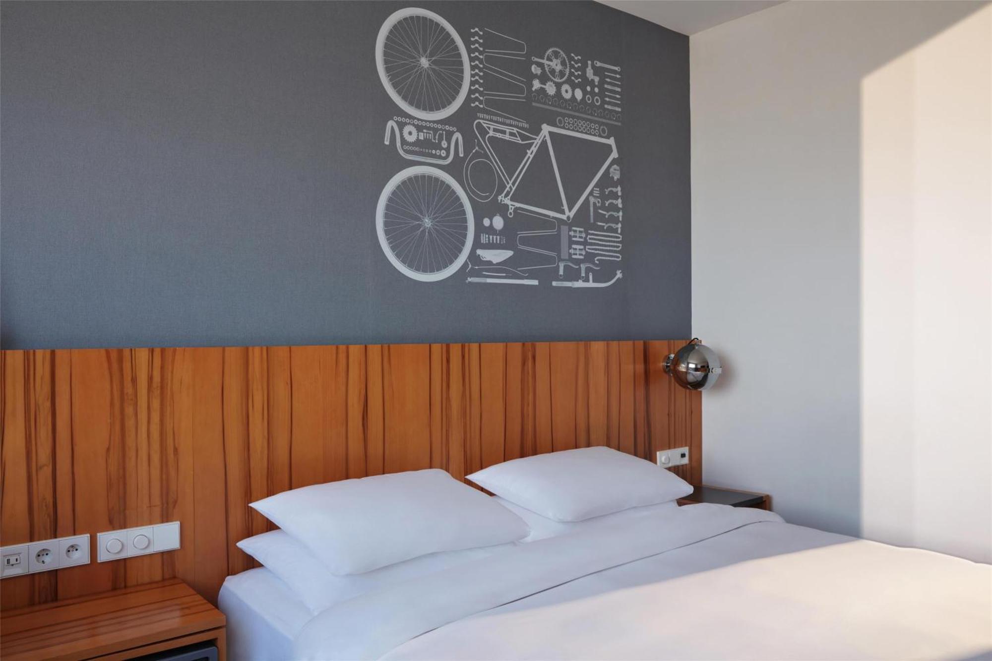 Hotel Hyatt Regency Etoile 4*